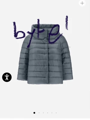 Byter herno jacka - Vill gärna byta denna herno jacka i storlek it42 till en annan färg, storlek 38,40 eller 42. Jag har även en annan herno jacka som jag kan byta💞