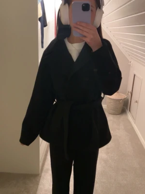 Svart kappa - Svart fin kappa från kidsbrandstore, väldigt bra skick