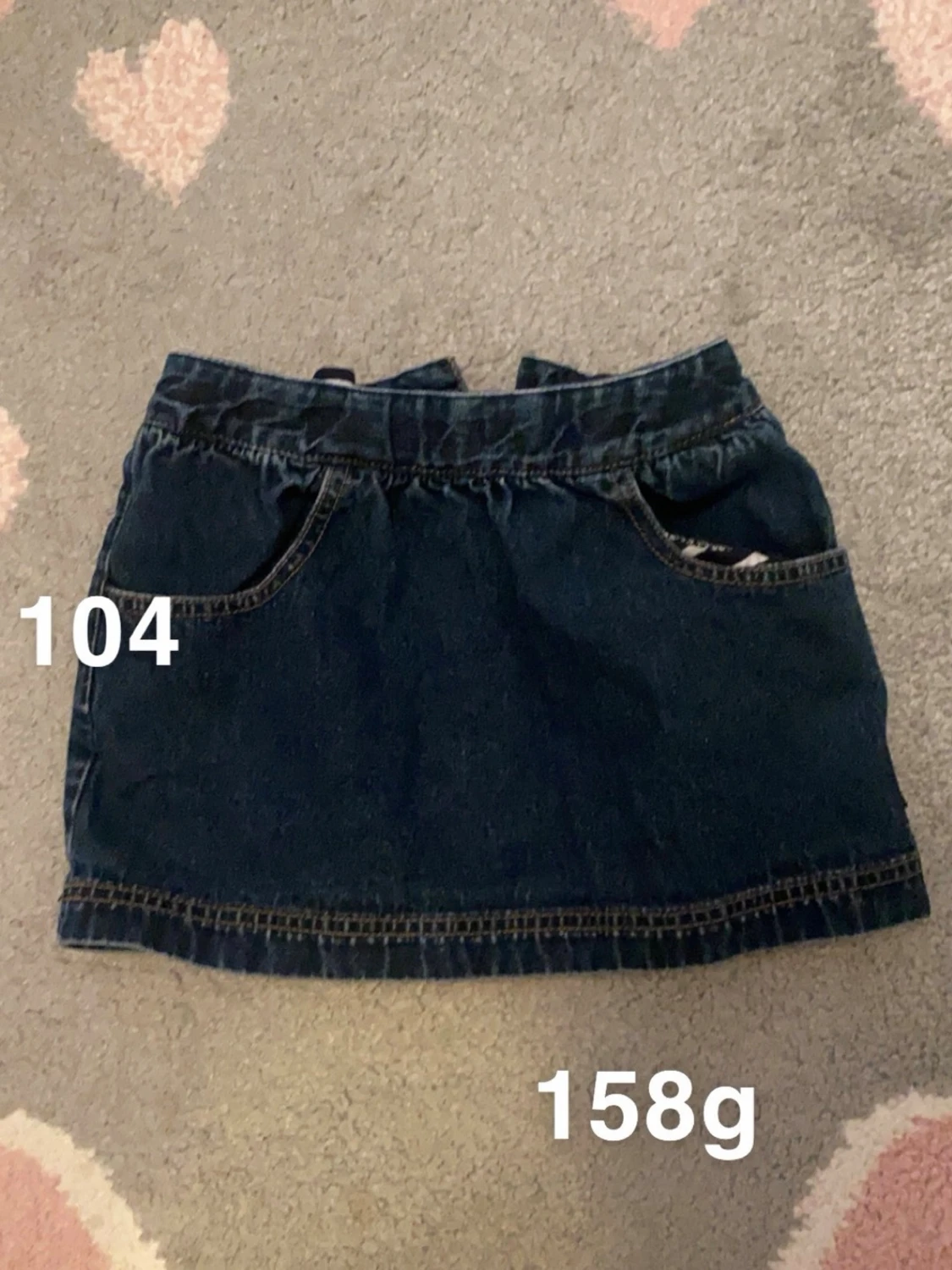 Mörkblå jeanskjol med fickor