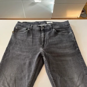 Tiger of Sweden jeans - Tvär feta svart/gråa tiger of Sweden jeans i fint skick med smal passform. Jeansen är perfekt för vintern.  Tveka inte att skriva om du har frågor Kolla gärna andra varor för bulk pris