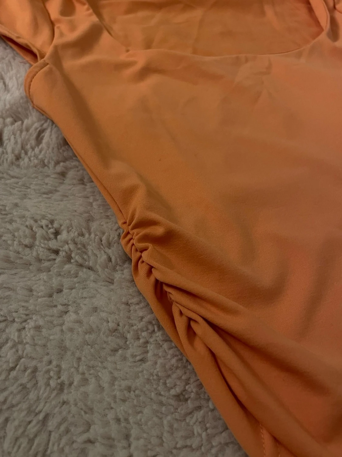 Orange topp med rynkade sidor från Shein - 1