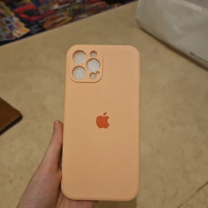 Mobilskal - Säljer ett helt oanvänt skal i en fin rosa färg för iPhone 13 pro max.
