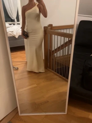 Gul balklänning med öppen rygg  - Jag säljer en superfin gul balklänning med öppenrygg!