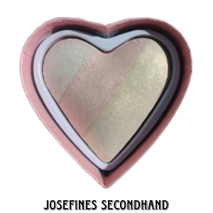 Unicorn highlighter - Hjärtformad highlighter med enhörning på förpackningen. Är ifrån I ♡ Revolution. Är en baked highlighter med tre skimmrande färger, gult, vitt, rosa, som kan blandas till en färg. Är i använt skick. Säljer den då jag föredrar glittriga highlighters