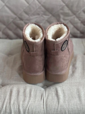 Helt nya O'Neill boots med foder - Mysiga bruna boots från O'Neill med mjukt vitt foder och mockaliknande utsida. Skorna har en rund tå och platt sula, perfekt för kalla dagar. Märkespatch på sidan och grov yttersula för extra grepp. Aldrig använda. 