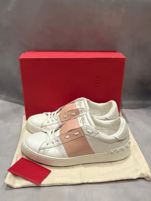 Valentino Opens - Rosa valentino opens | Skick - 8/10 - mycket bra | Storlek - 40 | Äkta | Box, dustbag, extra snören + kort ingår | Hör av er vid frågor eller funderingar 🙌