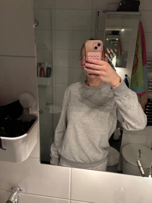 Grå sweetshirt från hm - Grå tröja från hm i storlek S, väldigt skön