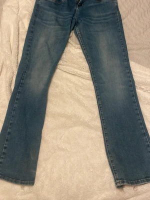 Ltb jeans  - Säljer ett par klassiska blå jeans med bootcut passform. Jeansen har en lätt tvättad look och är tillverkade i tåligt denimtyg. Perfekta för dig som gillar vintagekänsla och bredare ben. 