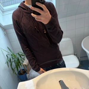Jack & Jones Stickad Hoodie  - Tja! Säljer en sjukt snygg unik stickad hoodie från Jack & Jones. Väldigt skönt material och skön passform. 10/10 Skick inga defekter inget. Hör av dig om du har någon fundering!