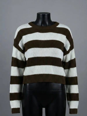 Randig brun och vit stickad tröja H&M - Säljer en stickad tröja från H&M Divided i storlek S. Tröjan har breda bruna och vita ränder, rund hals och är croppad i modellen. Materialet är 100% akryl och den har långa ärmar. Perfekt för dig som gillar en chill och trendig look.