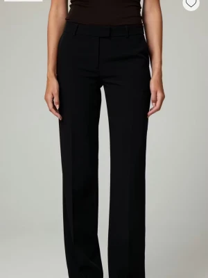 Maddie straight kostymbyxor från BIK BOK - Helt nya, oanvända svarta kostymbyxor i storlek 34. Prislapp kvar. Köpta för 499 kr för ca en månad sedan.