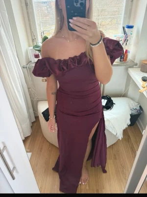 Balklänning  - helt ny balklänning med slits och puff, strl S, ifrån shein