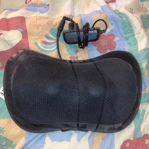  Nackmassage maskin - Nackmassagemaskin – din personliga massör hemma  Trött på stel nacke och spända axlar? Med en nackmassagemaskin får du skön, djupgående massage när du vill. Den har roterande massagehuvuden, värmefunktion och justerbar intensitet – perfekt efter en lång dag. Slappna av, spara tid och känn hur spänningarna släpper direkt!