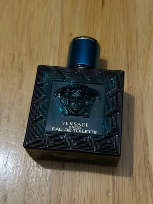 Versace Eros Eau de Toilette 50ml - Stilren och ikonisk parfym från Versace. Eros Eau de Toilette är ett populärt val bland unga, perfekt för dig som vill sticka ut med en klassisk touch. Finns lite mer än hälften kvar i flaskan.
