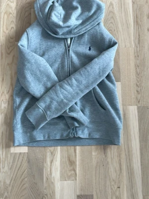 Polo Ralph lauren zipper  - Polo Ralph lauren zipper i topp skick! Storleken är L(14-16) använd fåtal gånger inköpt på Ralph lauren butik i New York. Hör av er om minusen några frågor.