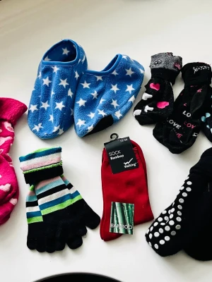 Strump-paket - Strump-paket  med åtta par olika strumpor i st. 37-39 - Tåstrumpor, använda ett par gånger  - Halkstrumpor, nya   - Bambustrumpor Nya med etikett kvar   - Myssockor i mycket bra skick, använda ett par gånger.  - tre par vanliga strumpor i använt skick, hela och har mer att ge.  Fleece-tofflor, nyskick 