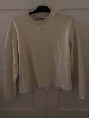 Tröja  - Basic vit tröja från Zara.💞