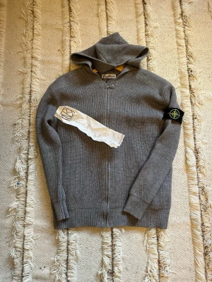 Stickad cardigan - Snygg stickad tröja från stone sialdn storlek M skriv vid frågor och funderingar