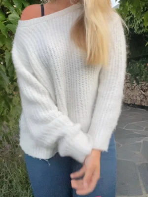 Vit stickad offshoulder-tröja - Säljer en supersöt vit stickad tröja från bikbok💞 Inte använd jättemycket så skicket är väldigt bra