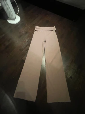 yoga pants  - bruna/beiga yoga pants som är väldigt nya 