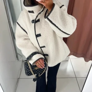 Intressekoll Hm teddy jacka - Jättefin teddyjacka från H&M, inte helt säker på om jag vill sälja men skriv gärna till mig om du är intresserad! Lånad bild, kom med egna bud!