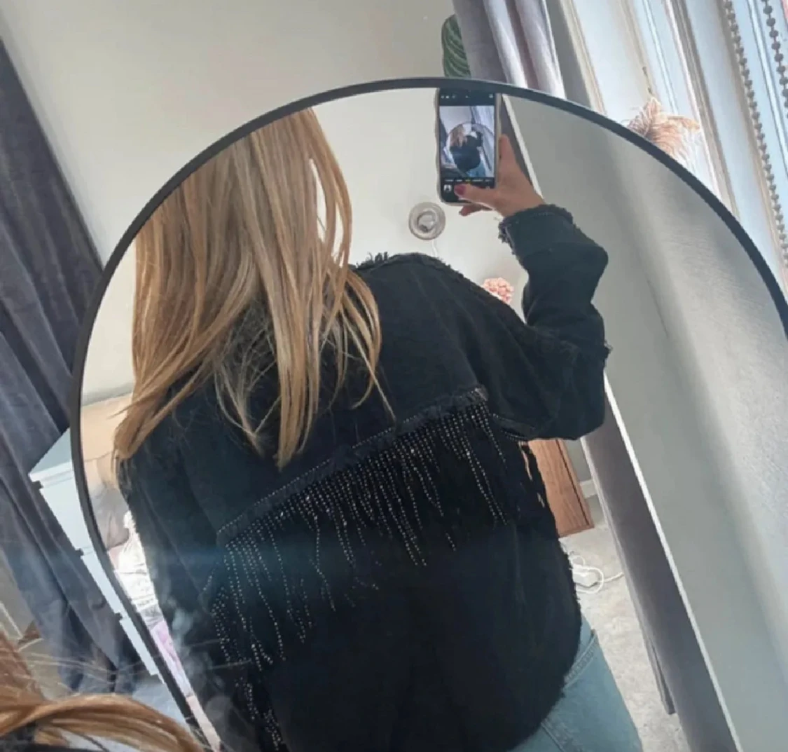 Svart jeansjacka med pärlfransar - 2