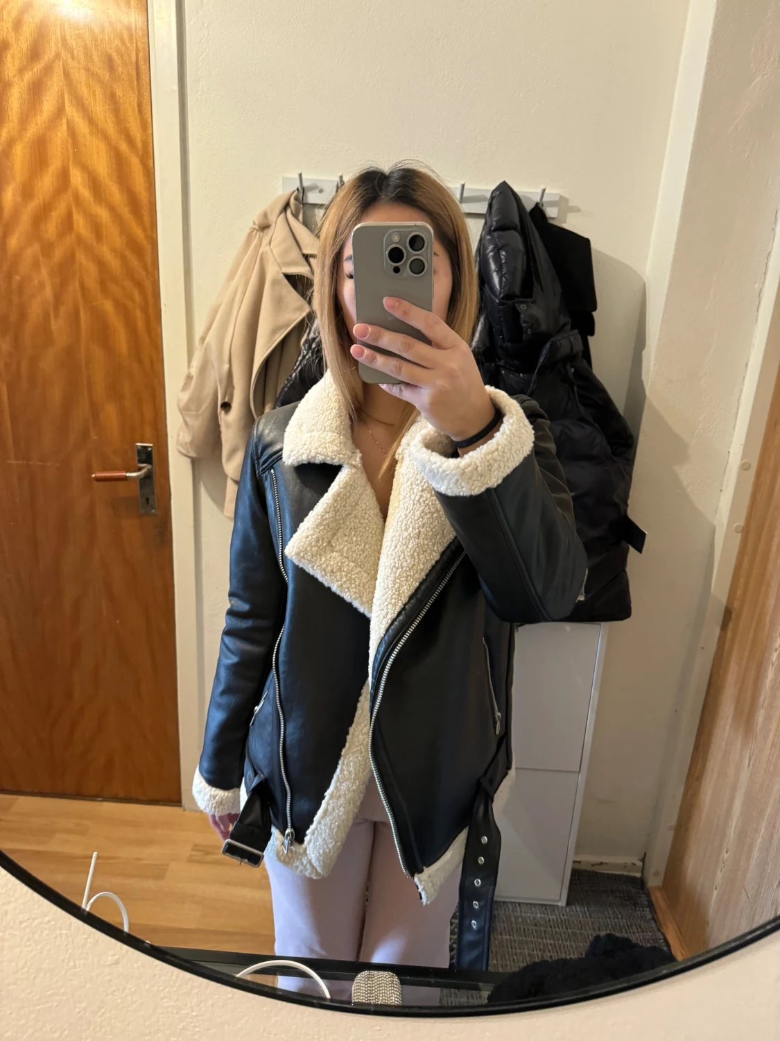 Svart teddyjacka med fuskpäls - 1