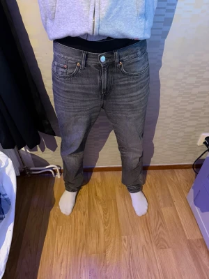 Grå Levis 501 jeans straight fit - Säljer ett par grå Levis 501 jeans med klassisk femficksdesign och raka ben. Jeansen har en snygg tvättad look och normal passform. Perfekta för dig som gillar en tidlös stil och vill ha ett par jeans som funkar till det mesta.