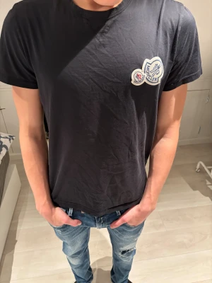 Äkta moncler T-shirt - Säljer denna feta tisha från moncler. Köptes på ny för längesedan. Såklart äkta. Skriv vid frågor🙌. Bvsa!!