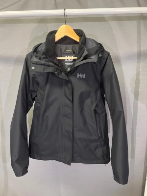 Vinterjacka  - Sjukt snygg och skön vinterjacka från helly hansen! Fördelen med denna jacka är att den är minst lika varm som en dunjacka, men tål alla sorts väder mycket bättre! Dunjackor är inte optimala för sveriges regniga väder! Därför är denna ett perfekt val! Size M sitter som S. Grymt skick. Fodrade sidor på insidan samt krage. Hör av dig vid intresse 🤩