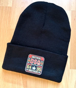 Svart mössa från DSQ2! - Svart finstickad mössa i Onesize med Dsquared2-logga framtill. Oanvänd.