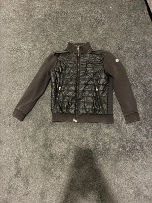 En Cardigan - En Cardigan i använt skick. Ärmarna är solblekta men inget som märks så mycket allmänt en stilren cardigan för vardagen. Passar dig som är runt 160-170