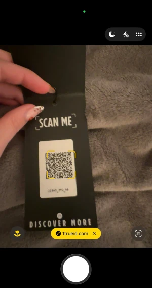 Svart Colmar pufferjacka med huva - Svart pufferjacka från Colmar med huva och snygga quiltade paneler. Jackan har dragkedja framtill, två sidofickor och Colmar-logga på ärmen. Perfekt för kalla dagar. Säljer pga att jag tycker den är lite för liten för mig, endast använd en vinter. Såklart äkta och Galje+lappen medföljer💗 storlek 42(IT) =en S, men sitter mer som en XS! Kommer inte gå ner i pris:)