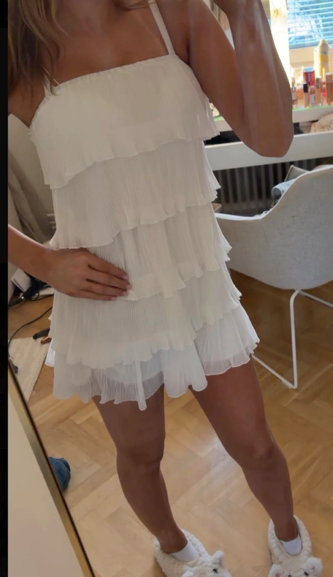 Vit kortklänning med volanger