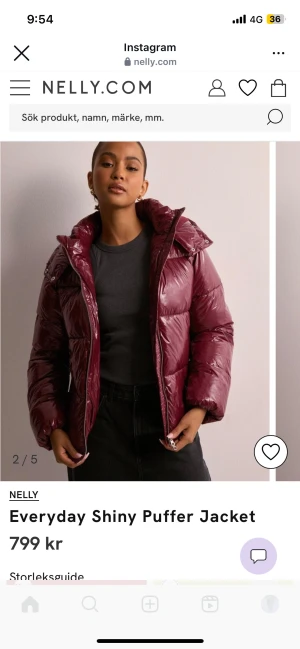 Vinröd glansig pufferjacka från Nelly - Säljer en vinröd pufferjacka från Nelly med glansig finish och huva. Perfekt för dig som vill ha en varm och snygg jacka . Jackan är knapptast använd då jag hade den i svart också därav priset orginal oriset är 800kr 