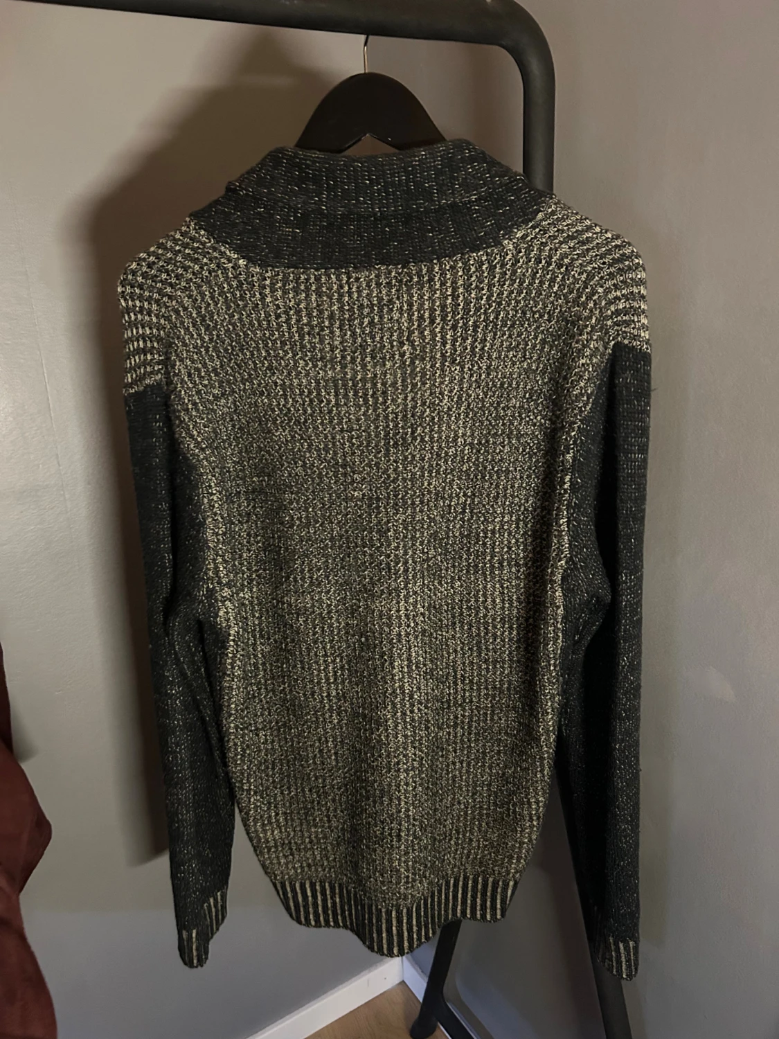 Svart och beige kofta från Smog - 1