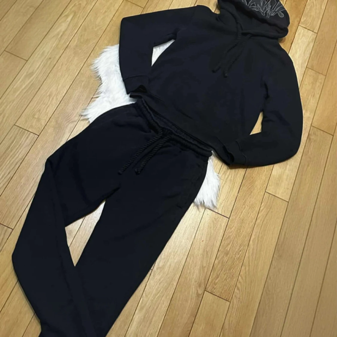 Svart hoodie från syna world