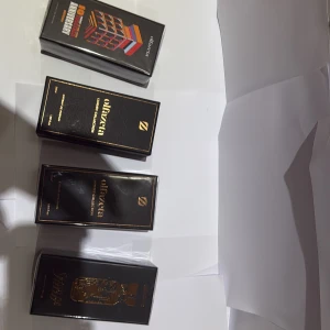 Olfazeta Luxury Extrait Parfum - Jag säljer 4 parfymer (3 oöppnade en öppnad endast för bild inte använd) de är extrait de parfym vilket är att de håller längst av parfym sorter. Dofterna på parfymerna: parfym 1:choklad & vanilj.  Parfym 2:oud & blommor. Parfym 3: orange&lemon fresh. Parfym 4: event parfym väldigt god i min smak och maskulin  1= 500 sek 2st=900 sek 3 st=1300sek 4st=1700sek  Vid frågor om andra dofter så kontakta mig för jag har hundratals andra dofter 