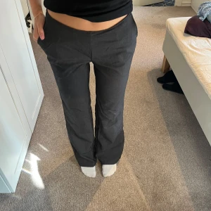 Kostymbyxor - Fina mörkgråa kostymbyxor som jag sytt själv, dragkedjan sitter på vänster sids och det är inga knappar, fickor fram inga bak, har aldrig använt dom men dom är jättefina, skulle säga att de är i storlek 152💕