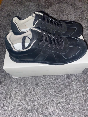 Svarta Margiela gats - Ett par svarta Margiela gats. Kommer med låda och all tillbehör. 