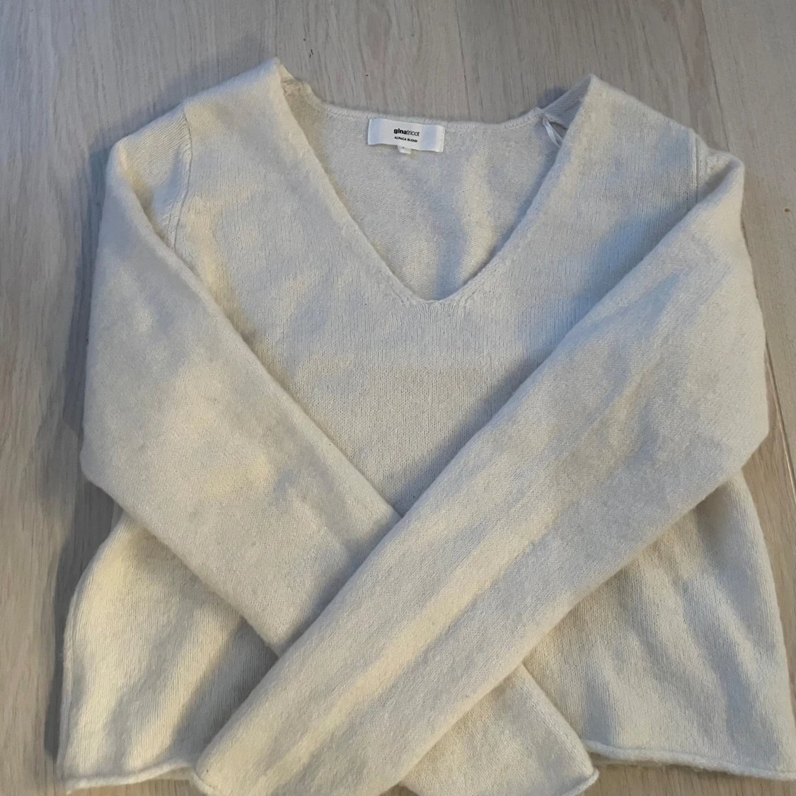 Ljusbeige stickad tröja Gina Tricot