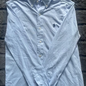 Ralph Lauren skjorta - Säljer nu denna asfeta ljusblå ralph lauren skjortan. Storlek S. Nypriset ligger på runt 2000 kr. | Lite blekt vid armarna men inget man lägger särskilt märke till. Släng iväg en signal vid funderingar så svarar jag snabbt. 