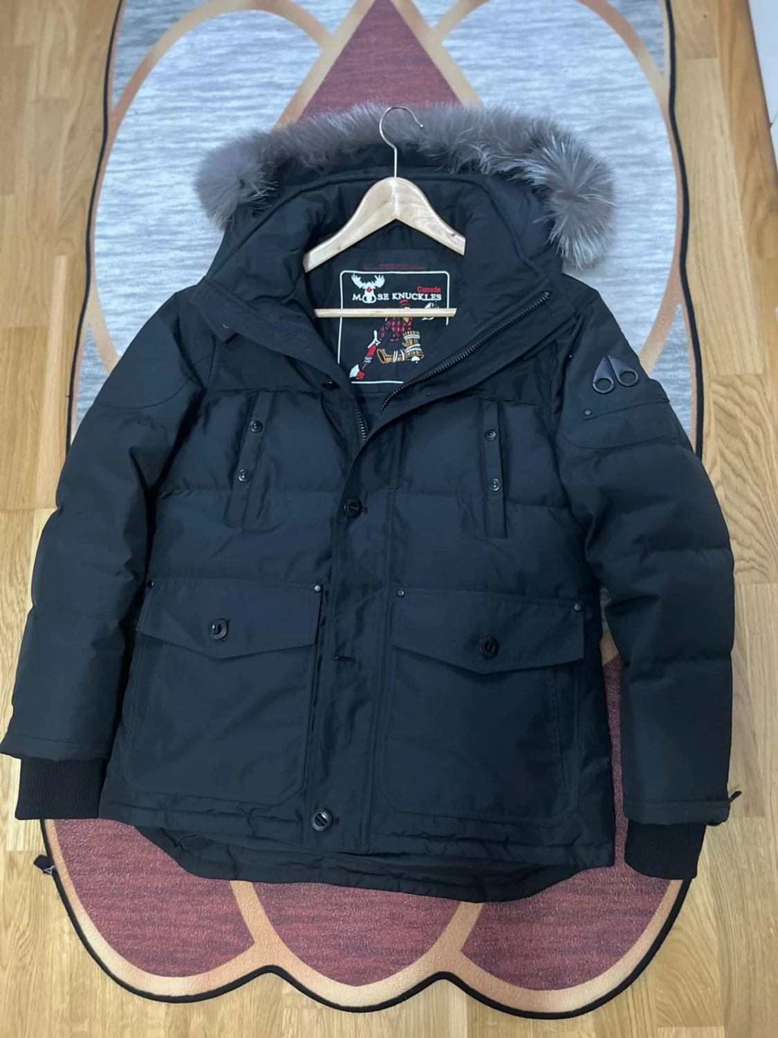 Svart dunjacka från Moose Knuckles onyx - 5