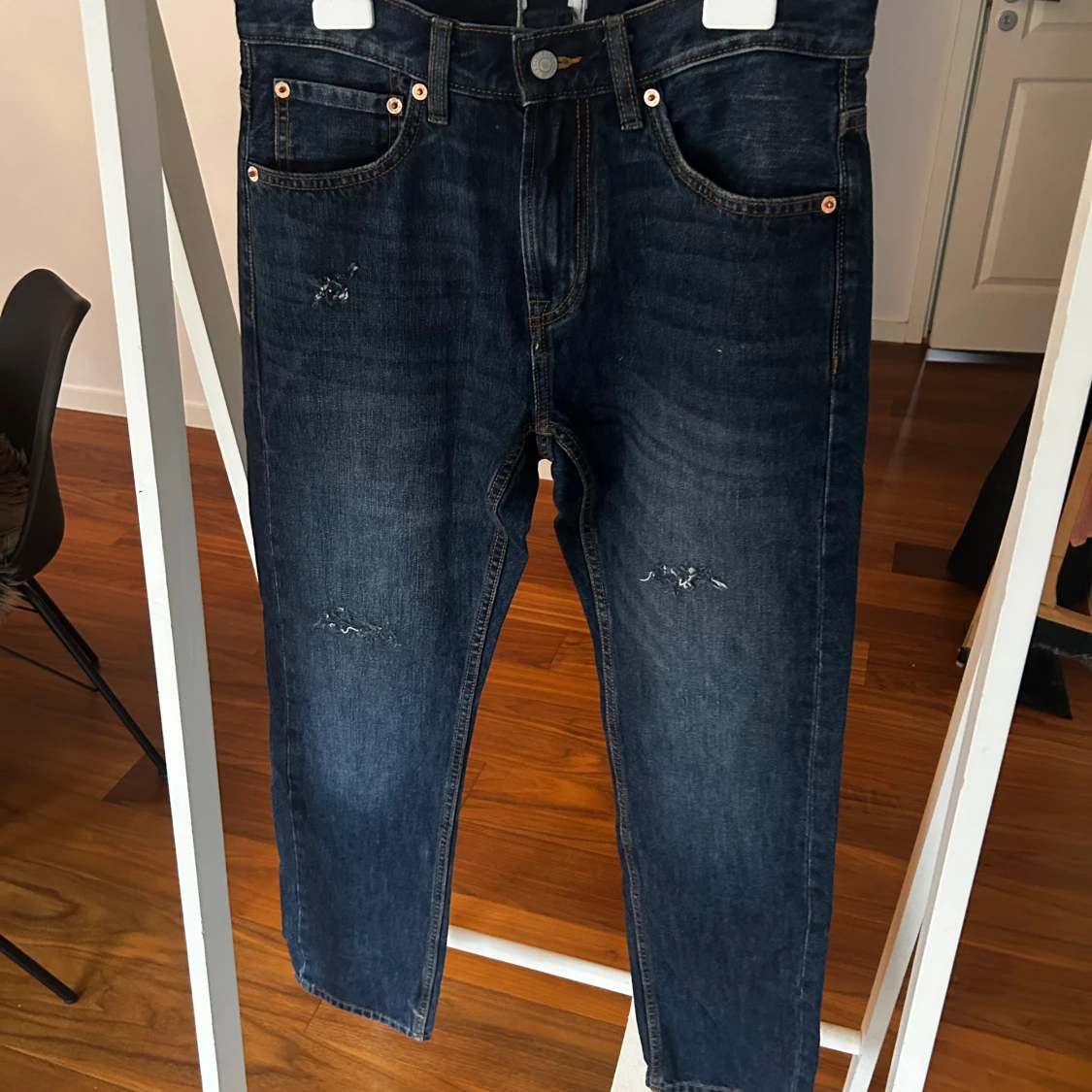 Mörkblå jeans från 157 med slitningar