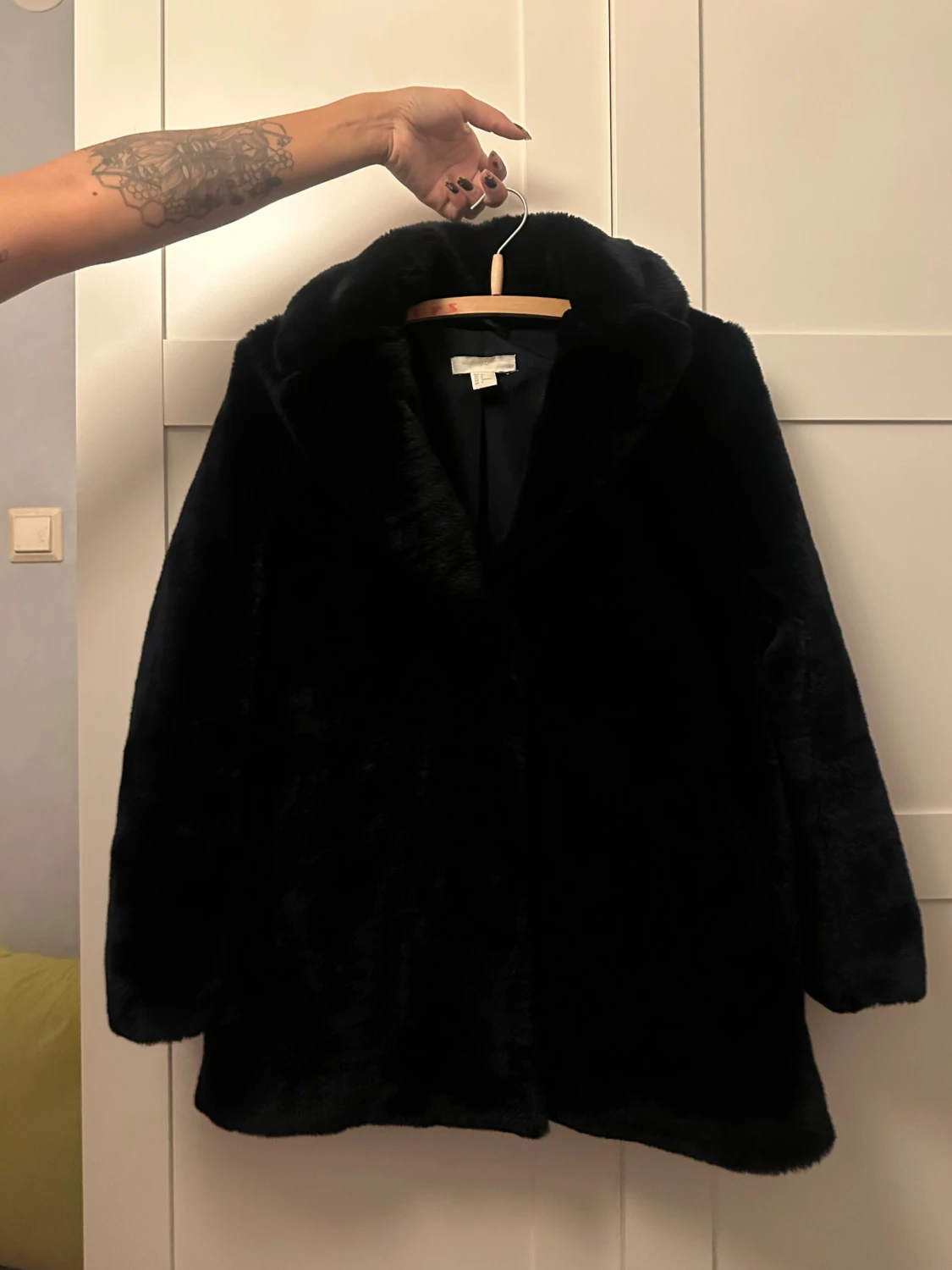 Svart pälsjacka från H&M strl 34