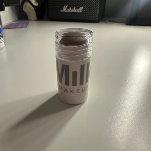 Milk makeup bronzer stick - Bronzerstick från milk-makeup! Endast använd 1 gång men jag upplever den som väldigt torr idk kanske bara jag som inte vet hur man använder den(därför den också har som rullat sig), men därav det billiga priset!❤️