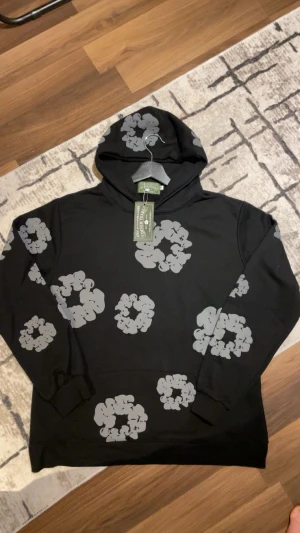 Svart hoodie Denim Tears - Svart hoodie från Denim Tears, passar killar och tjejer. Perfekt för dig som gillar stilligwear och vill sticka ut med en unik design. Passar perfekt för vintern.❄️