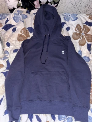 Ami Paris hoodie - Ami Paris hoodie i mörk blå perfekt för nu på hösten/vinter i storlek S. Fast pris!