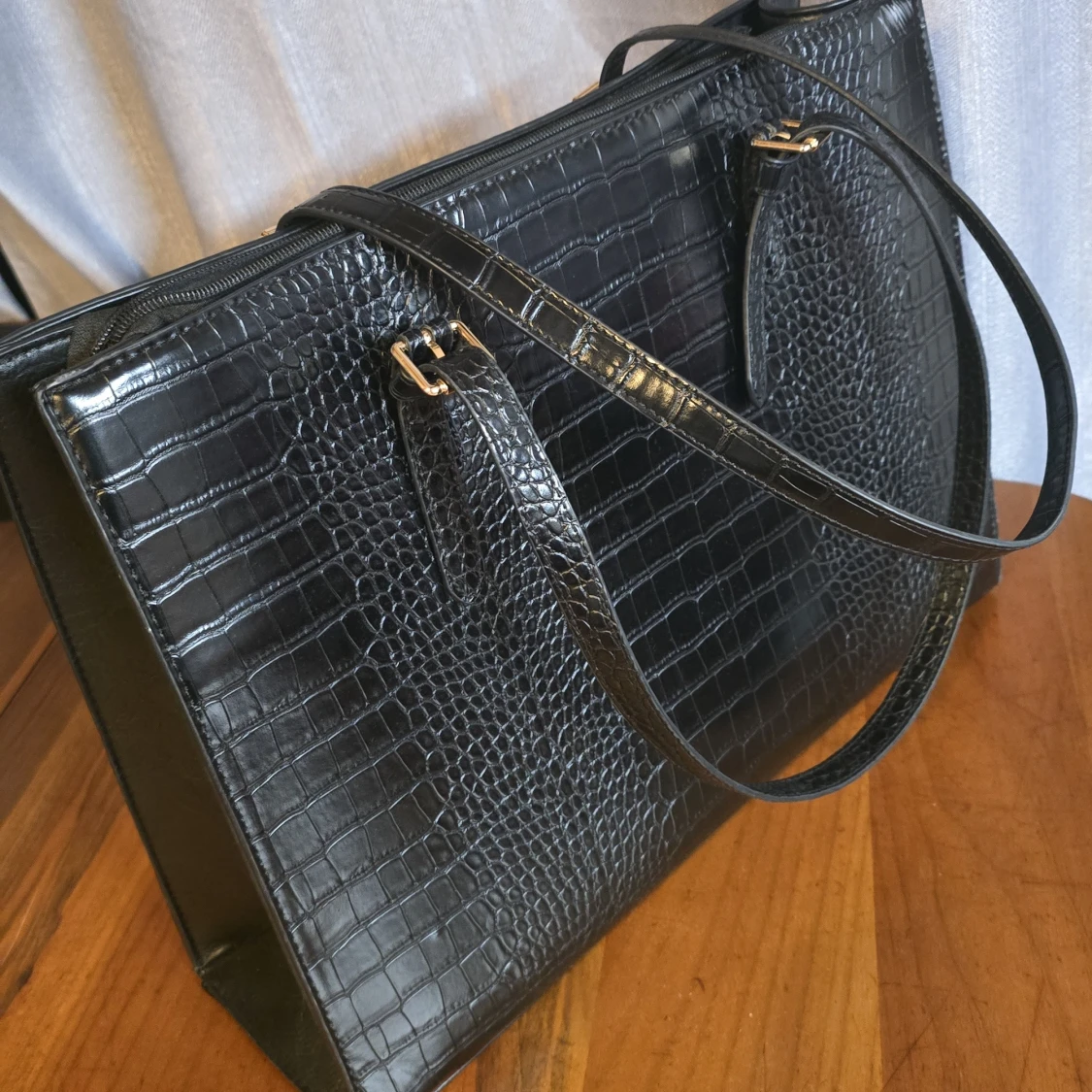 Svart datorväska med krokopräglad yta - 1