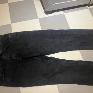 Nudie jeans rad Rufus  - Jag köpte dessa nudie rad rufus från kennedies nya för ca 6 månader sen och dom har mestadels bara legat. Därefter är skicket 10/10 Ny pris 1699kr och mitt pris är endast 500 kr. hör av er vid fler bilder och funderingar. jeansen är kortade typ 3 cm så dom är typ 34/33! Perfekt för någon runt 183! PRIS DISKUTERBART!